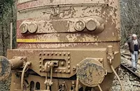 Дерайлиралата композиция е спряла на метри от пропаст