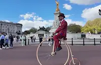 Близо 900 ентусиасти яхнаха ретро велосипеди в Лондон