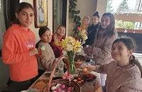 Деца боядисаха великденски яйца в Басарбовския манастир