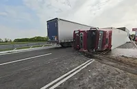 Камион с картофи се преобърна на магистрала "Тракия"