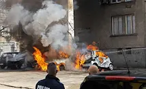 Пожар изпепели пет коли до блок в Русе