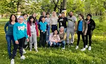 Доброволци обличат в цветна прежда 30 дървета в Русе