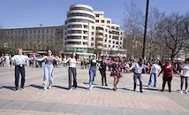 Десетки русенци отбелязаха Цветница с голямо хоро в центъра