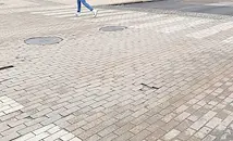 Русенци сами запълниха дупките край "Халите" с павета от предстоящ ремонт