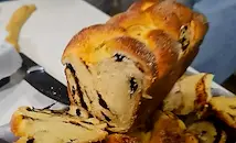 Семейство замени стафидите в козунака с черен чесън