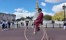 Близо 900 ентусиасти яхнаха ретро велосипеди в Лондон