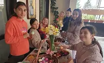 Деца боядисаха великденски яйца в Басарбовския манастир