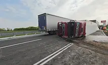 Камион с картофи се преобърна на магистрала "Тракия"