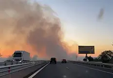Огънят обхвана сухи треви и стърнища край пътното платноОгнището край