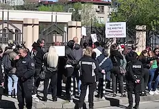 Граждани искат затвор за подсъдимите Габриела и КрасимирГраждани се събраха