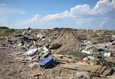 Екоминистерството заговори за отговорност докато незаконни бунища край София предизвикват