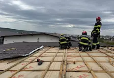 Стихията остави десетки хиляди домакинства без ток и разруши покривиУраганен
