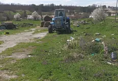 Откриха три малки деца в задимен обор с голи кабелиТри