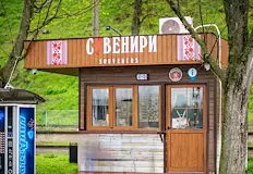 Общинският обект предлага ръчно изработени сувенири и кът за детско