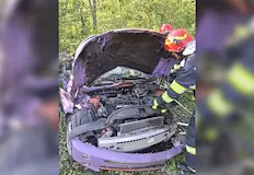 Автомобилът е излетял от пътя и се е разбил в