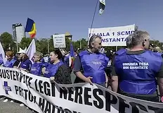 Журналистът очерта мрачна картина за потъващата в рецесия съседкаПолитическа нестабилност
