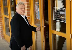 Приближени до дългогодишния унгарски лидер търсят спасение и американски визи