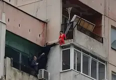 Тригодишното му братче бе спасено от полицаи след като увисна