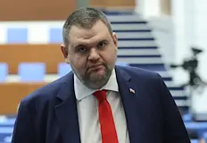 Подкрепата за двете крила на ДПС пада драстично Делян Пеевски печели