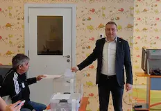 Кандидатът на ГЕРБ СДС даде своя вот в детска градина Русалка Кандидатът