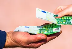 Спонсорите масово крият произхода на парите чрез преводи под прага
