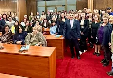 Заместник кметът Димитър Недев приветства лекарите и сестрите от образователните институцииМедицинските