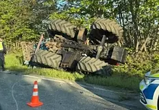 Полицията регулираше трафика в едната лента след инцидентаТрактор излетя извън