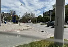 Оворен капак застрашава трафика до Сити Мед Опасен отворен капак на