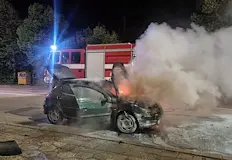 Огнеборци овладяха ситуацията има само материални щетиЛек автомобил се запали