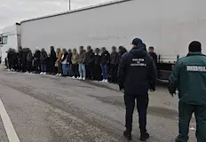 Част от задържаните са регистрирани за убежище у насНад 40