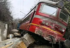 Възстановиха движението между Царева ливада и Трявна след свлачищетоДвижението на