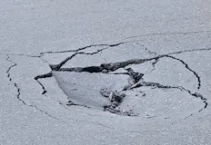 Опасната дупка край Пантеона троши автомобили от месециОгромно пропадане на