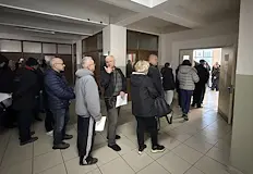 Българи чакат с часове за да упражнят правото си на