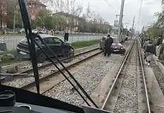Инцидентът блокира движението на градския транспортДва леки автомобила изхвърчаха върху