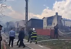 Евакуираха над 300 души пламъците тръгнали от дървена пристройкаНад 300