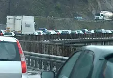 Стотици шофьори попаднаха в транспортен капан след празницитеОгромно 25 километрово задръстване