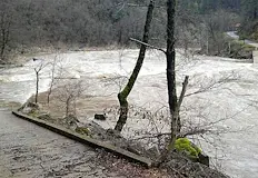 Обилни валежи прекъснаха единствената транспортна връзка в районаОбилни валежи повишиха