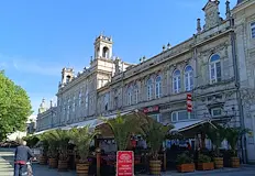 Изложба и музика оживяват Доходното здание за празникаОбщинският младежки дом