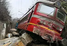 Бързият влак от Русе за Пловдив дерайлира заради свлачище четирима