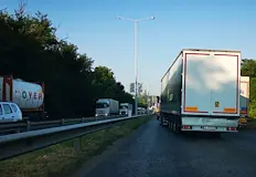 Шофьори на леки коли са принудени да чакат в капан