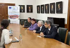 Делегацията слуша гайди на състезанието ЕйАй Гайда Делегация от Китай съставена