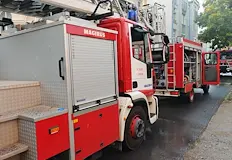Огнеборци гасиха пламъците в къща с три автомобилаМъж на 62