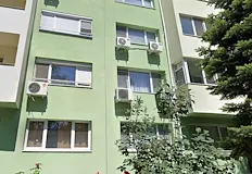Тръскат боклуци от блок Шейново върху хората сигнализира майка с