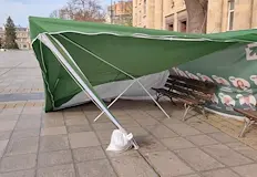 Неизвестни срязаха въжетата и събориха предизборната шатра на коалицията в