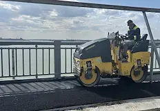 Строителите изливат новите панели за съоръжениетоВъзстановяването на затворения за основен