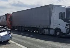 Жена е приета в болница след като два камиона удариха