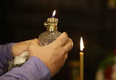Духовниците се надяват на успешна мисия въпреки напрежениетоБлагодатният огън от