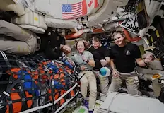Историческата лунна мисия на НАСА приключва със зрелищно приводняване в