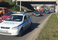 Мерцедес блъсна две чакащи коли на червен светофарТри коли се