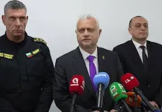Полицията разследва опити за подкупване на ученициПолицията задържа 250 души